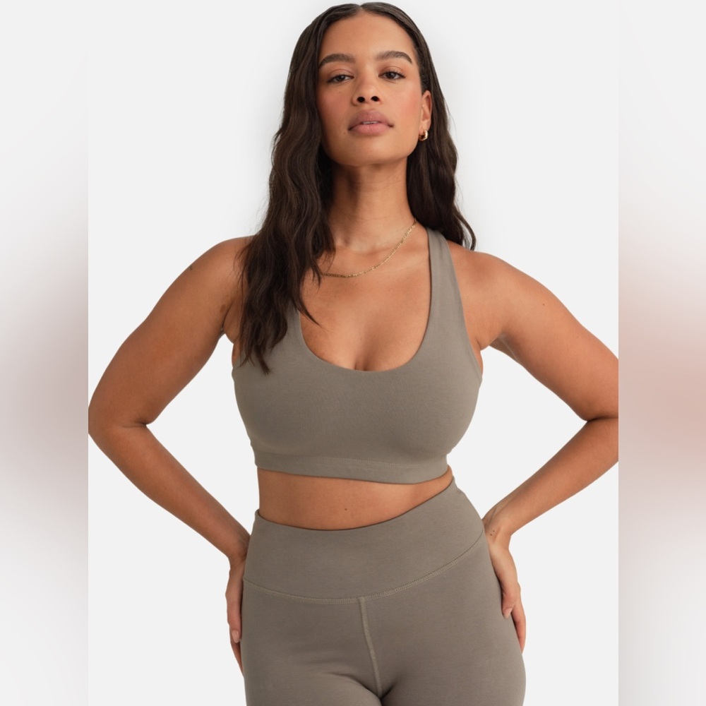 MATE THE LABEL ORGANIC STRETCH SPORTS BRA IN PEBBLE S